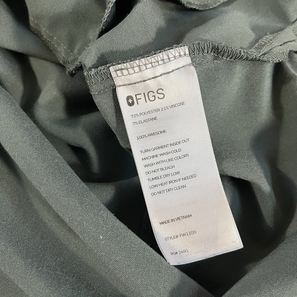 FIGS Technical Collection Women Medium M Scrub Top Green V-Neck 2 Pocket Shirt - Picture 7 of 7
